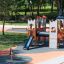 Spinner I équipement de terrain de jeu avec des enfants jouant sur une plateforme ronde tournante