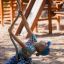 Enfant jouant sur Spinner I dans une aire de jeux.