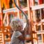 Enfant jouant sur l'équipement de jeu Spinner I.