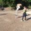 Enfant jouant sur l'équipement de jeu Spinner I en extérieur.