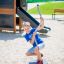 Enfant jouant sur l'équipement de terrain de jeu Spinner II.