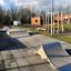 Skatepark extérieur mettant en vedette Spine-Ramp.