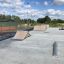 Skatepark avec Spine-Ramp et d’autres éléments de skateboard.