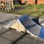 Plateforme de rampe extérieure pour Spine- Ramp placée sur une aire de jeux.