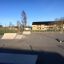 Curb Sloping - hauteur : 15-25 cm dans un skatepark avec d’autres rampes et des bâtiments en arrière-plan