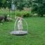 Un jeune enfant debout sur l’équipement de terrain de jeu Bee dans un parc.