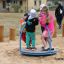 Enfants jouant sur l’équipement de terrain de jeu Bee.
