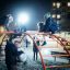Des enfants jouent sur Cross Climber steel structure la nuit dans une aire de jeux.
