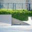 Rampe de skatepark Combination 6 avec de la verdure et une clôture en arrière-plan.