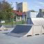 Rampes de skatepark, y compris la rampe Combination 16, dans un environnement urbain extérieur.