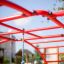 Cross Climber steel structure dans une aire de jeux avec des barres rouges
