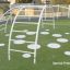 Structure Cross Climber en acier sur une aire de jeux.