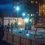 Cross Climber steel structure sur une aire de jeux éclairée la nuit