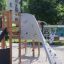 Structure de jeu en bois Challenger Aztec avec mur d'escalade dans un parc.