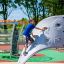 Garçon grimpant sur la structure de jeu Challenger Aztec dans un parc.