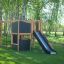 Structure de jeu Climbing Kiosk Nature avec toboggan et éléments d’escalade dans un parc.