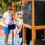 Des enfants jouent sur l’équipement de jeu Climbing Kiosk Nature.