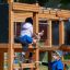 Enfants jouant sur l’aire de jeux Romping Center Nature.