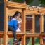 Enfants jouant sur l’aire de jeux Romping Center Nature