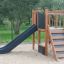 Toboggan et escaliers de l’aire de jeux Romping Center Nature dans un parc.
