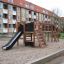 Aire de jeux extérieure en bois avec toboggan et structures d’escalade, Romping Center Nature.