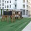 Ensemble de jeux Romping Center Nature dans un quartier résidentiel avec gazon artificiel.