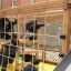 Enfants jouant sur la structure d’escalade en bois de l’aire de jeux Gorilla Nature.