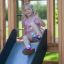 Fille jouant sur l’aire de jeux en bois Gorilla Nature avec toboggan.