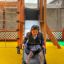 Enfant glissant sur le toboggan de l’aire de jeux Gorilla Nature