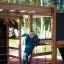 Enfants jouant sur la structure d’escalade en bois Gorilla Nature.
