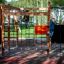 Enfants jouant sur la structure de l’aire de jeux Gorilla Nature.