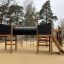 Maison de jeu en bois Motor Function Center Nature avec structures d'escalade et toboggan dans une aire de jeu extérieure
