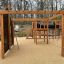 Motor Function Center Nature, wooden playhouse avec mur d'escalade, barres de singe et toboggan.