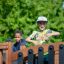 Des enfants jouent sur l'équipement de jeu Challenger Nature.