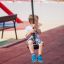 Enfant utilisant Medium Cableway sur l'aire de jeux.