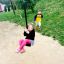 Des enfants jouent sur l'équipement de jeu Medium Cableway.