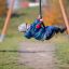 Enfant montant sur l'équipement de jeu Medium Cableway dans un parc.