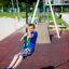 Un enfant profite de l’équipement de jeu Silver Cableway.