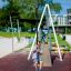 Des enfants jouent sur Silver Cableway dans un parc.