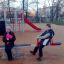Des enfants jouent sur Double Seesaw dans une aire de jeux.