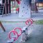 Double Seesaw dans une aire de jeux avec une structure d'escalade en arrière-plan