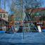 Powerclimber climbing net sur une aire de jeux pour enfants