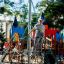 Enfant grimpant sur le Powerclimber climbing net dans une aire de jeux.
