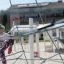Une fille grimpe sur Powerclimber climbing net dans une aire de jeux.