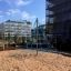 Structure Powerclimber climbing net dans une aire de jeux urbaine.