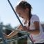 Un enfant grimpe sur Powerclimber climbing net.