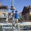 Des enfants grimpent sur un Powerclimber climbing net dans une aire de jeux.