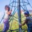 Deux enfants grimpant sur Powerclimber climbing net en extérieur.