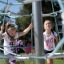 Des enfants jouent sur un Powerclimber climbing net en extérieur.