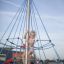 Un enfant grimpe sur un Powerclimber climbing net dans une aire de jeux.